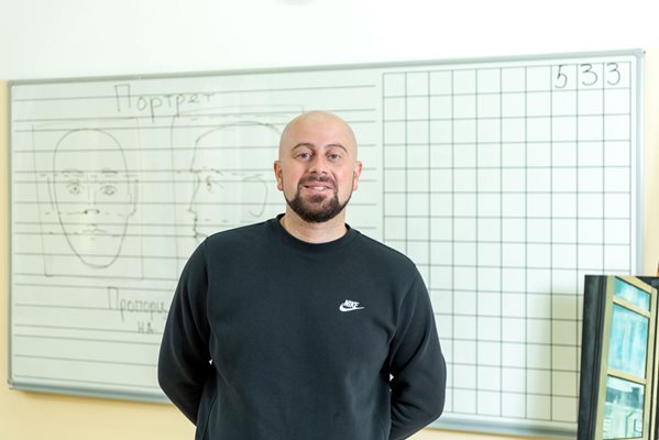Педагогът Никола Гулев вече пет години преподава в ОУ "Димчо Дебелянов" в Пловдив.