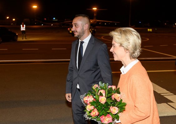 На летище София тази вечер Урсула фон дер Лайен беше посрещната от Цветан Кюланов. Снимка: представителство на Европейската комисия в България