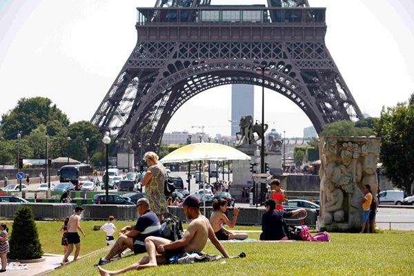 Убийствените горещини не подминаха и френската столица Париж