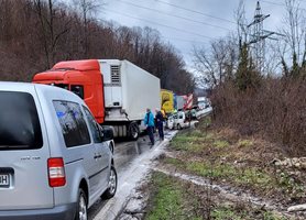 Катастрофа затвори пътя Велико Търново - Русе, един е загинал (Обновена)