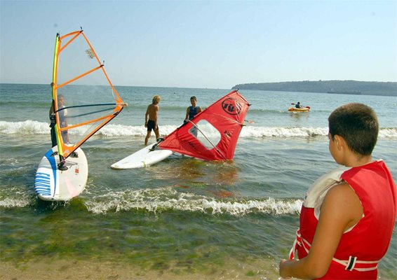 При най-скъпите морски лагери децата могат да вземат и уроци по каране на сърф или ветроходство. 
АВТОР: БУЛФОТО