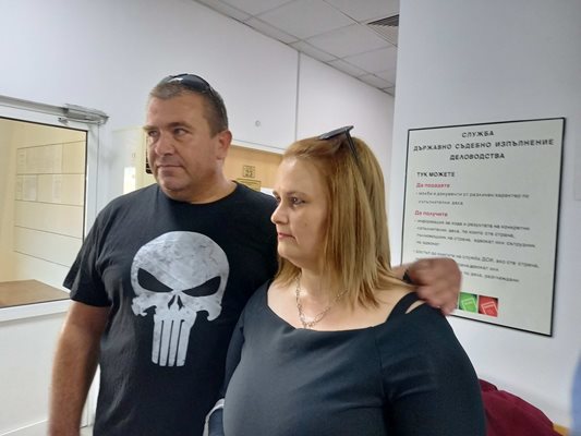 Родителите на Денислав Добромира и Димитър Димитрови пред съдебната зала.