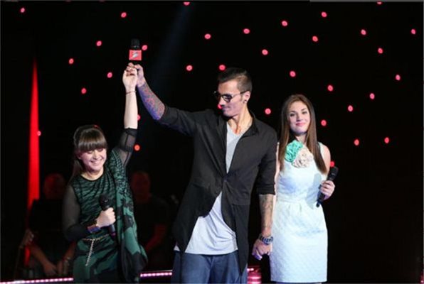 Водещият Мартен Роберто е вдигнал ръката на Вася, защото тя е победителят от т.нар. музикални двубои в “Гласът на България”.
