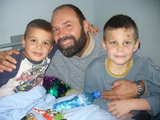 Бащата Андон дежури при децата си през деня в болницата, вечер го сменя майка им Мая. Вляво е 5-годишният Данаил, вдясно - първокласникът Самуил. Снимки: Ваньо Стоилов