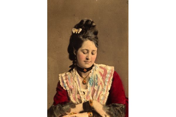 Жена носи чокър през 1880 г.
