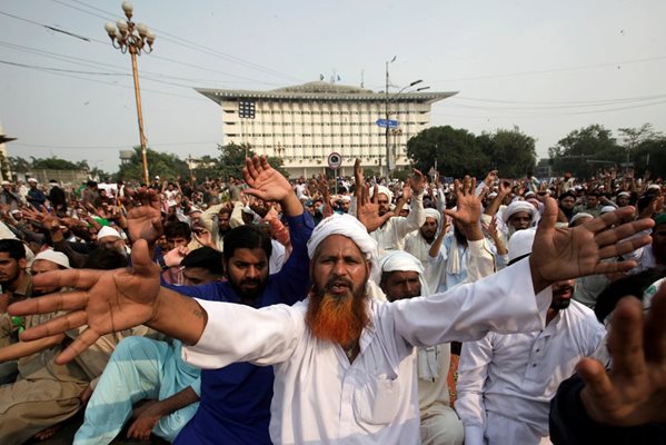 Протестиращите ислямисти в Пакистан  СНИМКА: Ройтерс
