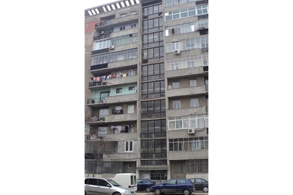 В този панелен блок на първия етаж е израсъл Димитър Бербатов. 
СНИМКА: АНТОАНЕТА МАСКРЪЧКА
