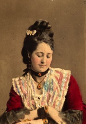 Жена носи чокър през 1880 г.