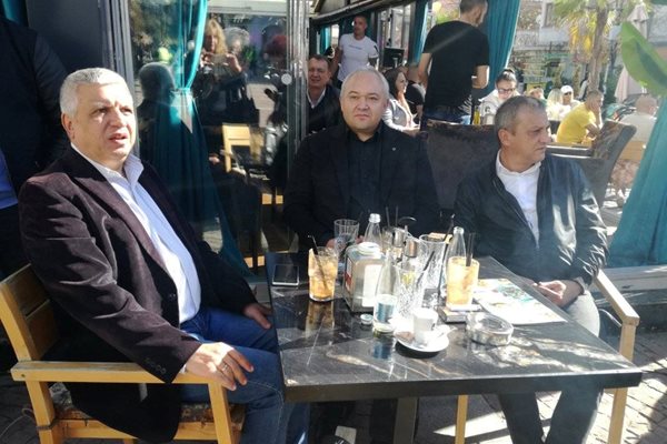 Вътрешният министър Иван Демерджиев в момента е в Благоевград. Той е седнал на кафе с кмета на града Илко Стоянов и областния управител Николай Шушков

СНИМКИ: авторът