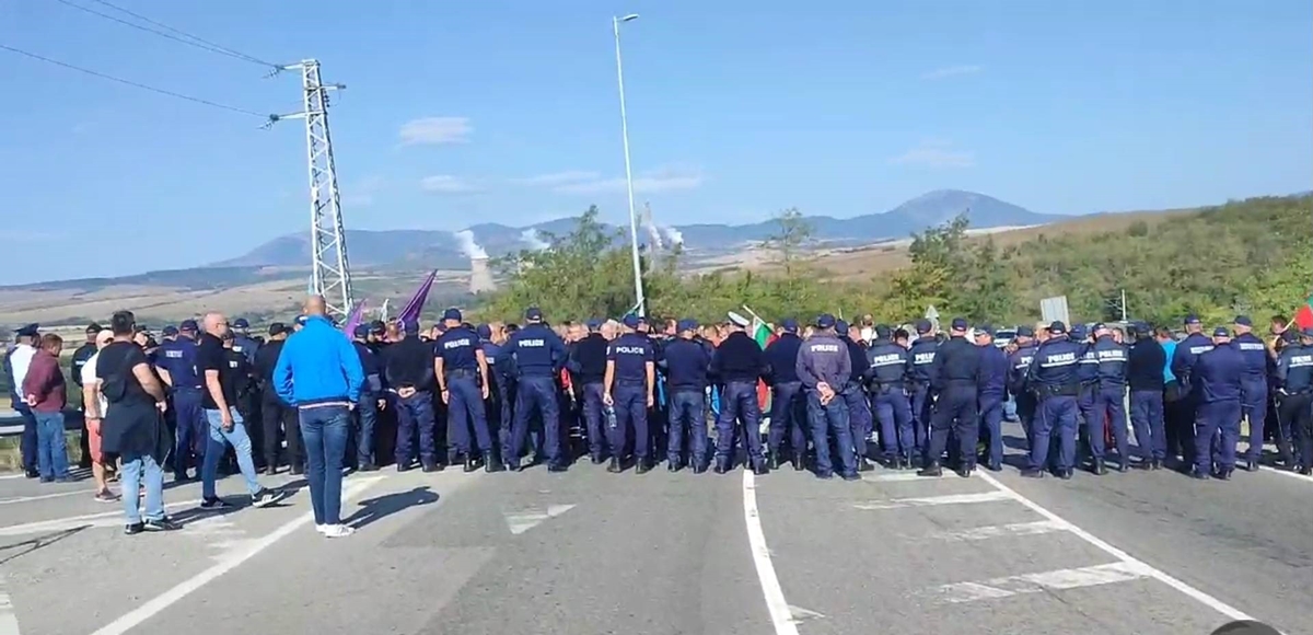 Протестиращите вдигат блокадата на магистрала "Струма", но на "Тракия" остава (Обновена)