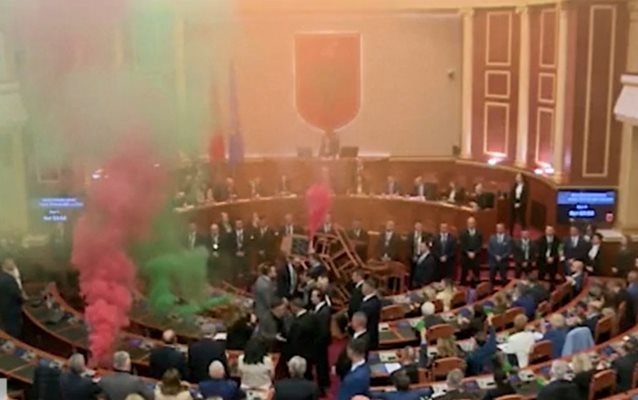 Екшън в албанския парламент - депутати запалиха димки заради бюджета Кадър: bTV