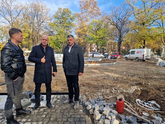 Кметовете на Пловдив и на район "Централен" Костадин Димитров и Георги Стаменов провериха как напредва реконструкцията.