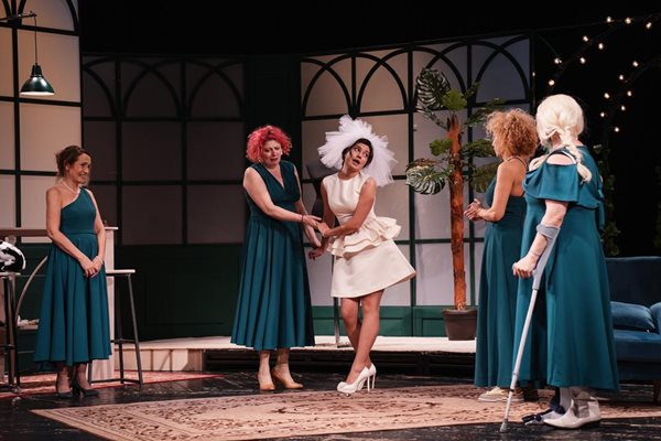 “Шаферки завинаги” – весел принос към феминизма в театъра