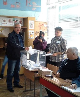 Кметът на Враца гласува в СОУ "Н. Войводов" в кв. Дъбника с надеждата, че следващото правителство ще обърне пхо-голямо внимание на Северозапада.