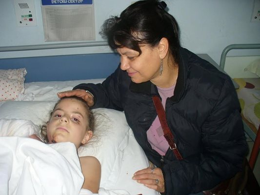 8-годишната Кристина, която не успя да свири на коледен концерт, с леля си Ваня в болничната стая.