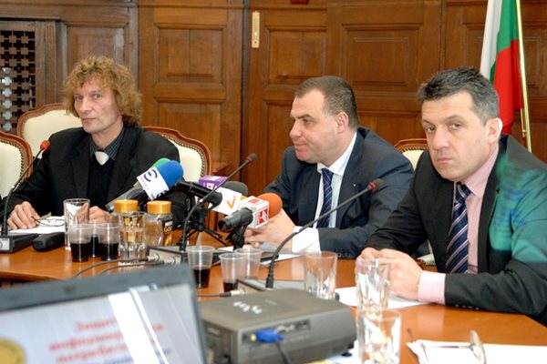 През 2011 г. тогавашния земеделски министър Мирослав Найденов покани у нас шефа на съюза на словашките потребители Милош Лауко (вляво) да представи изследванията си.
