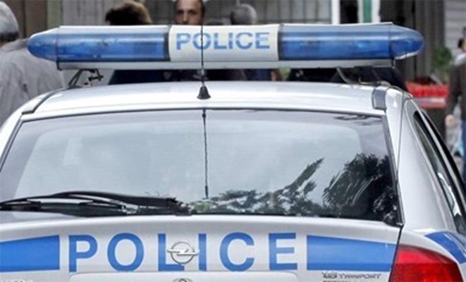 Арестант нападна полицай и избяга в Бургас