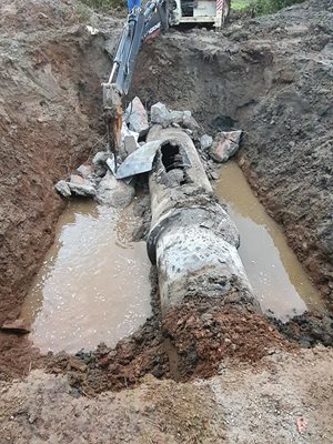 Връщането на скрап на тръбите от стария водопровод става причина за проблемите на кмета