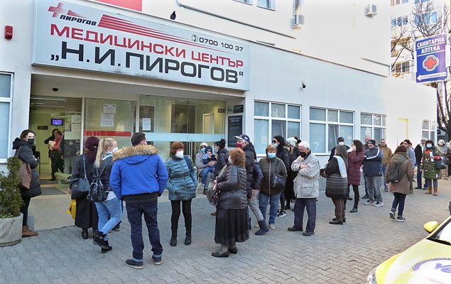 Дълга опашка за ваксини се изви пред “Пирогов” във втория ден от 2022 г. 
СНИМКА: РУМЯНА ТОНЕВА