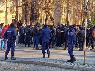 Стотици фенове окупираха местния парламент на Пловдив. Снимки: Ваня Драганова
