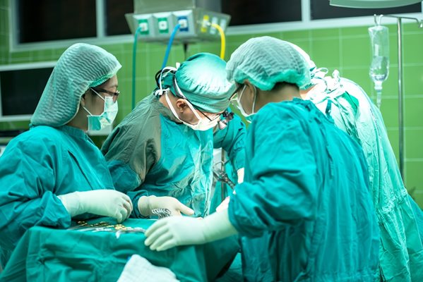 Медицински екип извършва трансплантация на бъбреци.