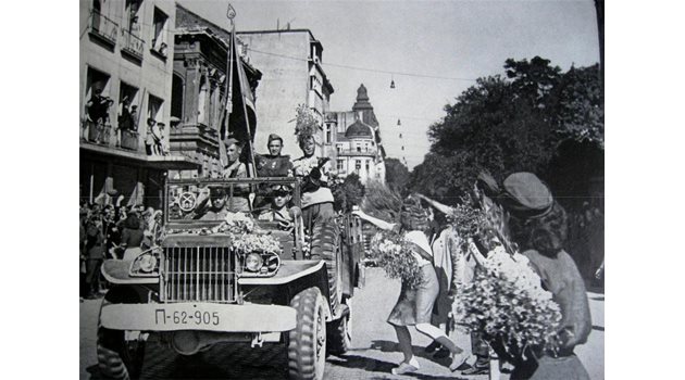 КАДЪР: Снимка от посрещането на войници от Червената армия в столицата на 16.09.1944 г.