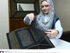 Художничка прекарва 3 години в “преписване“ на Корана върху коприна