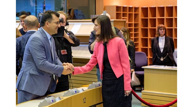 Евродепутатът от ГЕРБ Асим Адемов поздравява Мария Габриел в залата на ЕП, в която тече изслушването на българския еврокомисар. СНИМКА: Група на ЕНП в Европейския парламент