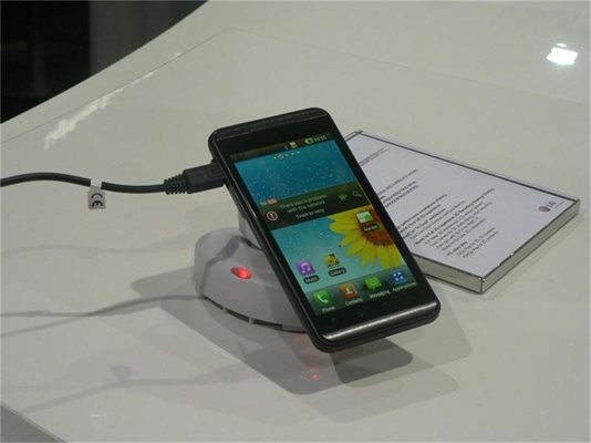 LG Optimus 3D работи с операционна система “Андроид”.