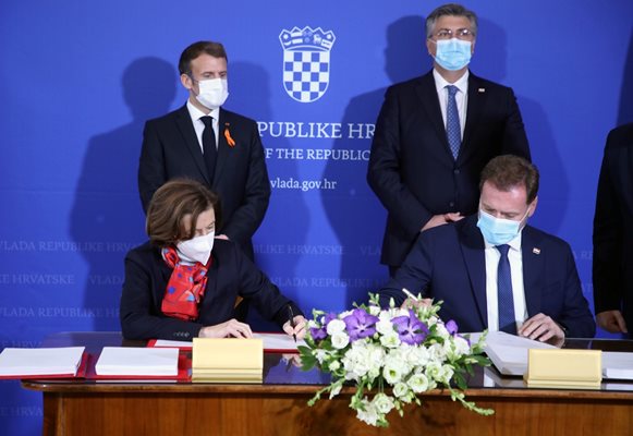 На церемонията, на която министрите на отбраната на Франция и Хърватия подписаха за изтребителите под погледа на премиера Андрей Пленкович (вдясно), Еманюел Макрон (вляво) директно заяви, че ще работи за приемане на Хърватия в Шенген.

