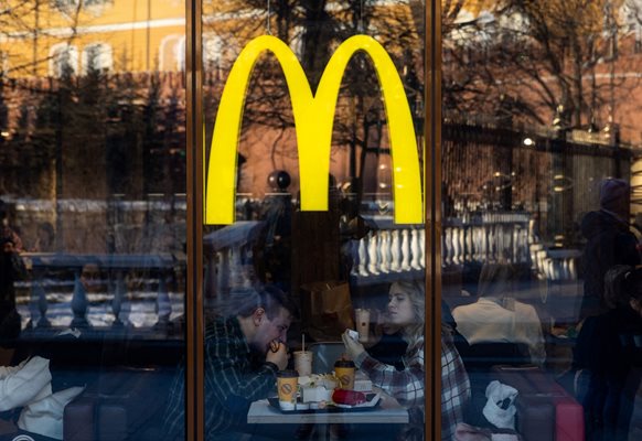 Руснаци оттеглянето на световни компании, сред които и “Макдоналдс” от Русия, е сред причините за свиване на сектора на услугите в страната. СНИМКА: АРХИВ