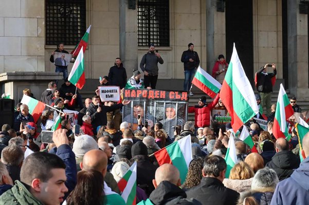 Протестът на "Величие" посрещна изявлението на Делян Пеевски с викове и освирквания (Видео)