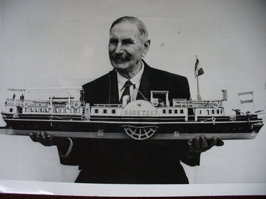Бояджията на кораба унгарецът Кирали Йожеф - направил 160 модела на различни плавателни съдове, сред които и на оригиналния “Радецки”.