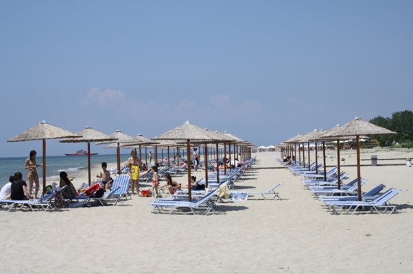 Гърците признават, че заради българските туристи плажовете в Авдира и Миродато се оживили, но роптаят срещу българи с имоти там.
