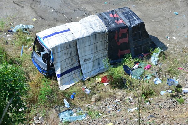 Падналият в пропастта автобус  СНИМКИ: ЙОРДАН СИМЕОНОВ