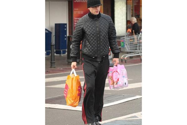 Барбатов излиза от супермаркета в Уилмслоу натоварен с вода и памперси за дъщеря си Деа.
СНИМКА: KICKETTE.COM
