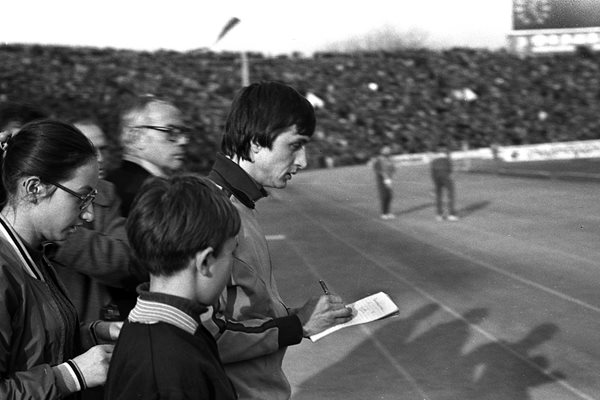 Голямата звезда на испанския тим Йохан Кройф охотно раздава автографи на българските фенове.
