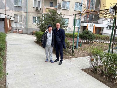 Кметът Костадин Димитров с жители от блок 61 в "Тракия" пред обновеното пространство.