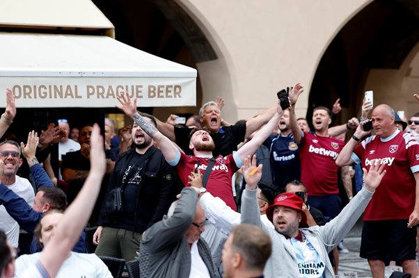 Феновете на "Уест Хем" купонясват в Прага.

СНИМКА: РОЙТЕРС