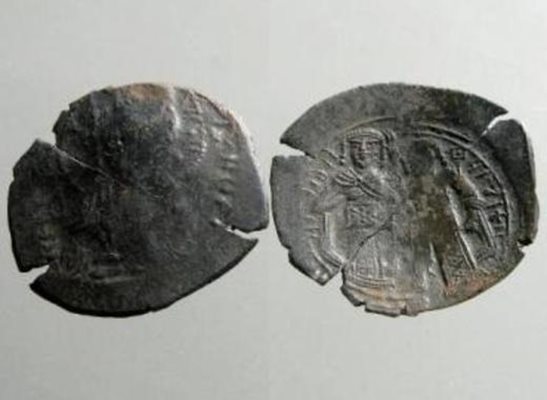 На монетата се вижда как цар Иван Асен II позволява на покорения Комнин да управлява Солун