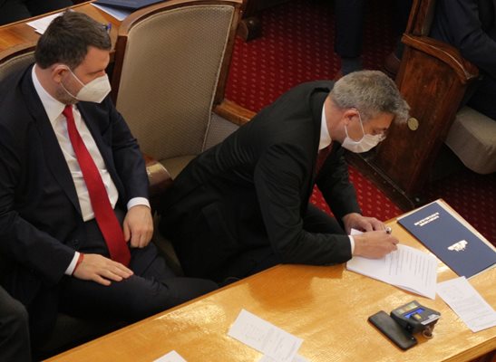 Депутатът от ДПС Делян Пеевски, който в предишните парламенти бе критикуван, че рядко се появява, дойде за първия работен ден на парламента и седна до лидера на партията Мустафа Карадайъ.