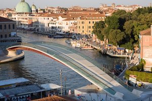 Заради инциденти Венеция ще подменя стъклените стъпала на мост