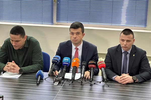Наблюдаващият прокурор  Веско Ириков, районният прокурор на Пловдив Петър Петров  и зам.-шефът на полицията комисар Радослав Начев (от ляво на дясно) разкриха подробности по случая.