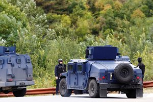 Косовската полиция претърсва село Банска, край което при престрелката загинаха 4 души
