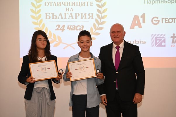 12-годишните близнаци Марина и Никола Кацарски от Плевен също бяха наградени по време на церемонията.