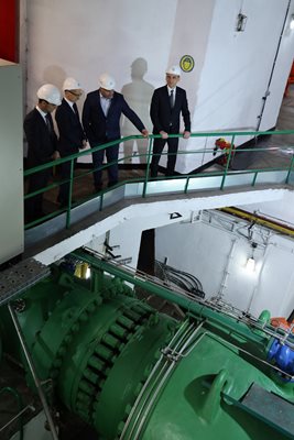Министър Радев и премиерът Денков разглеждат обновените турбини 
на “Белмекен”.