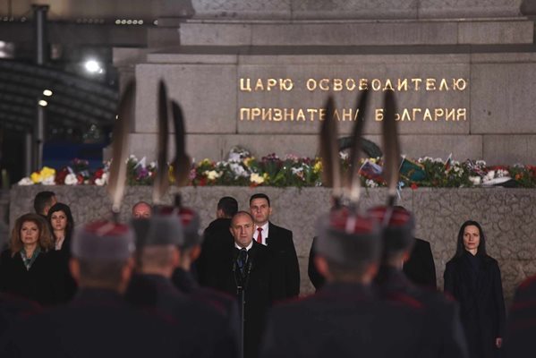 Гледайте тържествената заря проверка в София по случай Националния