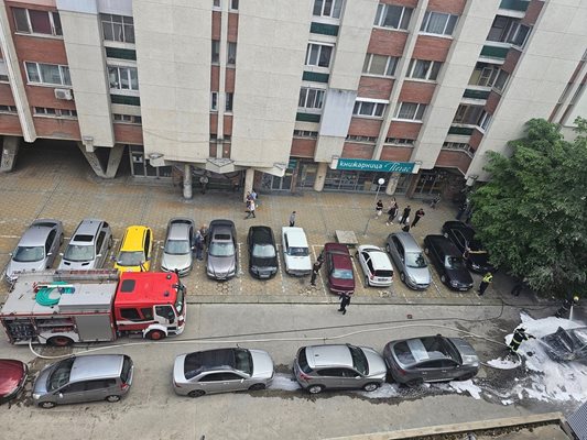 Пожарен автомобил е влязъл между паркираните коли.