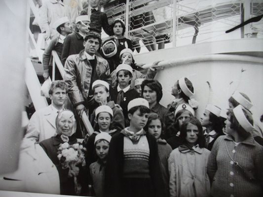 Баба Въла Казакова, баба на Мариана Попова, (вляво долу) сред гостите на кораба по време на тържествата през май 1966 г.