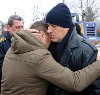 Бойко Борисов прегръща  кмета на Хитрино Нуридин Исмаил след  трагичния инцидент с избухналата цистерна, която отне живота на седем души.